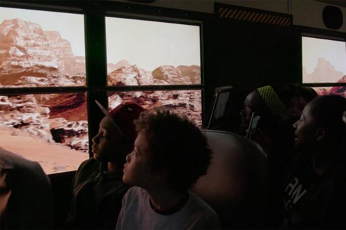 美国校车车窗装置VR载学生“体验”火星之旅（图）