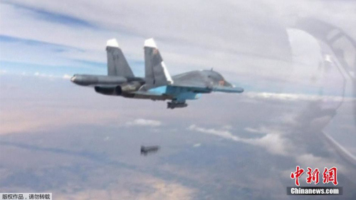 俄罗斯战机向“伊斯兰国”目标投弹。