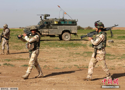 美国帮助伊拉克军队进行训练。