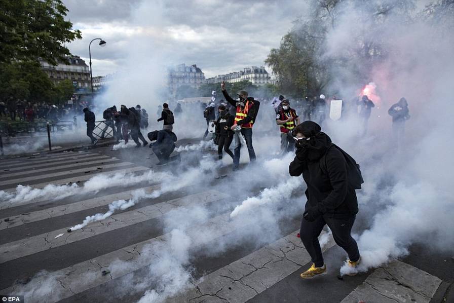 法国暴乱现场 17万抗议者与警察上演喋血街头