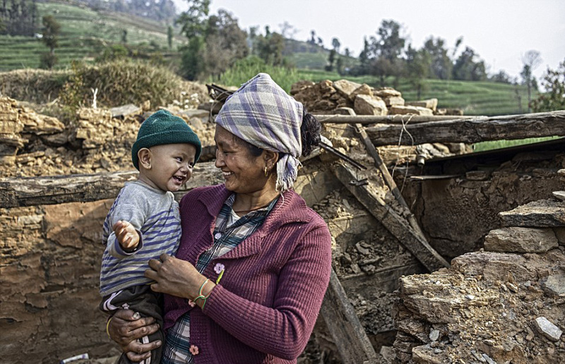 尼泊尔一岁婴儿接连躲过两场地震被称“奇迹”（组图）