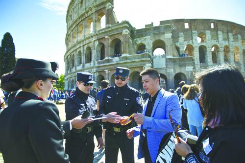 2日，在意大利罗马斗兽场外，中方警员 中国警察首赴欧洲街头巡逻在核查一个中国旅游团的证件。
