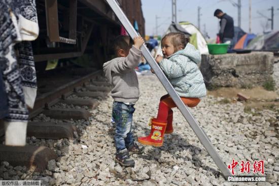当地时间2016年3月29日，希腊伊多梅尼，滞留在希腊、马其顿边境的难民在一起聚会、玩耍。超过1.15万难民仍居住在当地的临时营地里。