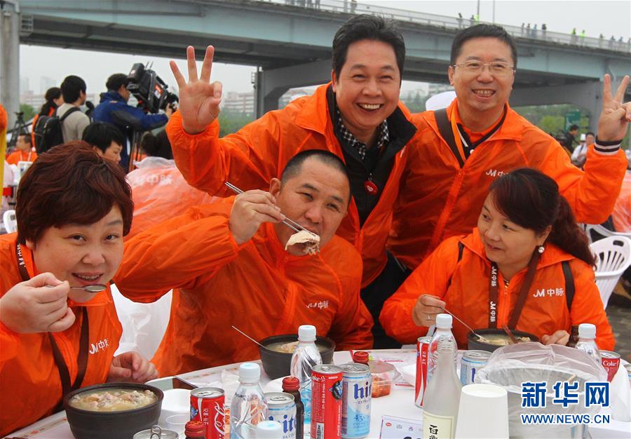 （XHDW）（3）韩国为4000名中国游客举行参鸡汤派对