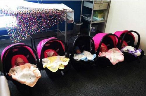 澳大利亚女子养育五胞胎:1周要换350块尿布(图