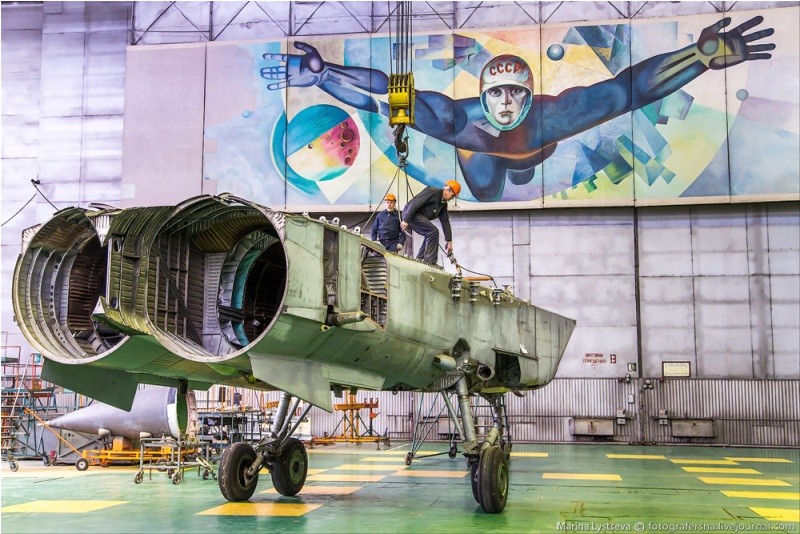 探秘米格-31截击机改装车间 墙挂苏联宣传画