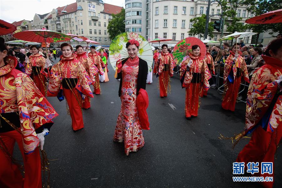 柏林举行2016文化狂欢节大游行