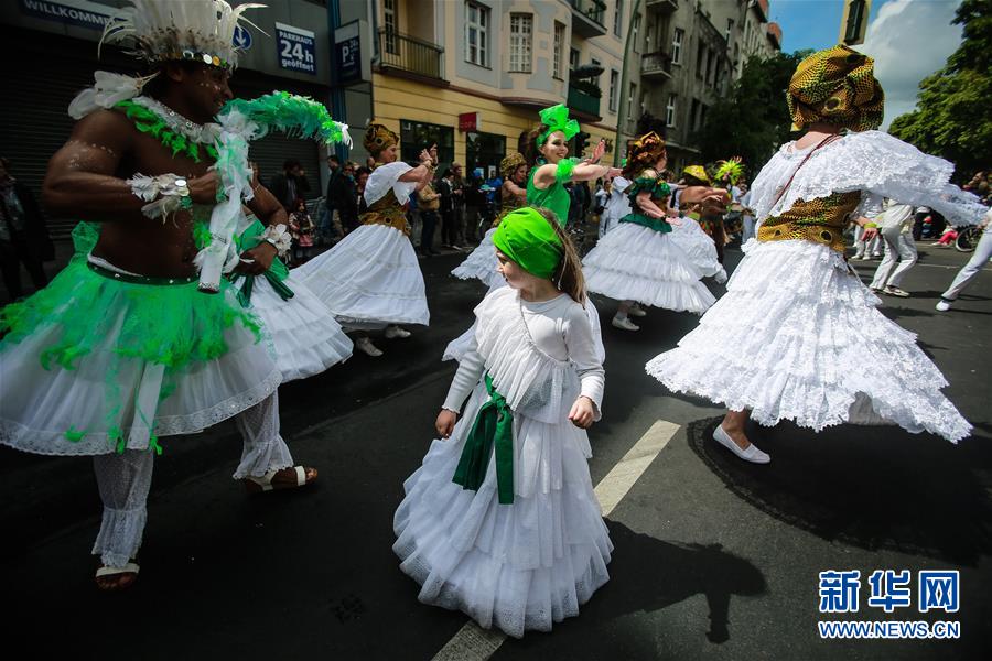 柏林举行2016文化狂欢节大游行