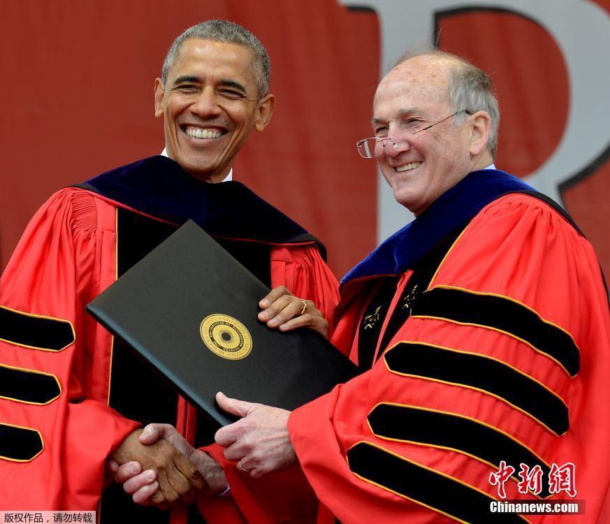 奥巴马出席罗格斯大学毕业典礼 获荣誉博士学