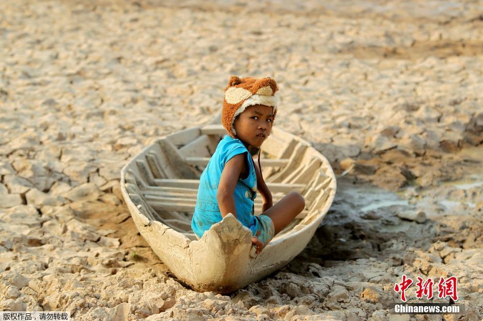 柬埔寨甘丹省遭遇干旱 池塘干涸船只“上岸”