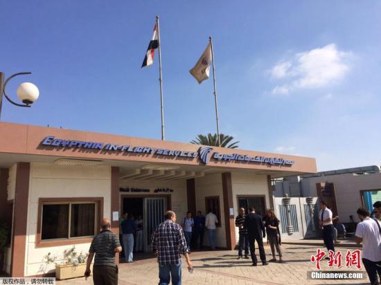 媒体记者和MS804乘客家属抵达位于开罗国际机场的埃及航空公司服务中心。