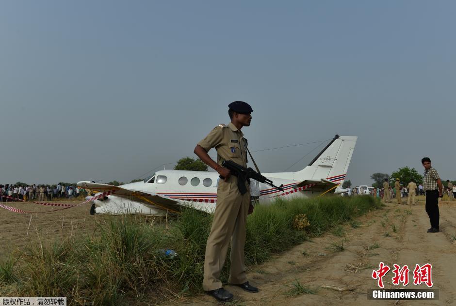 印度一架救护飞机在新德里附近村落坠毁