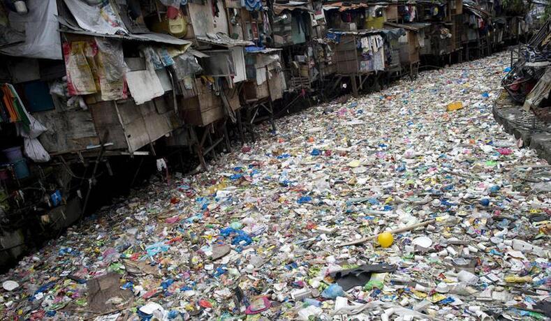 菲律宾首都“垃圾河”触目惊心 紧挨贫民窟(图)