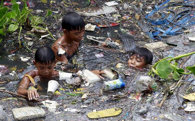 菲律宾首都“垃圾河”触目惊心 紧挨贫民窟(图)