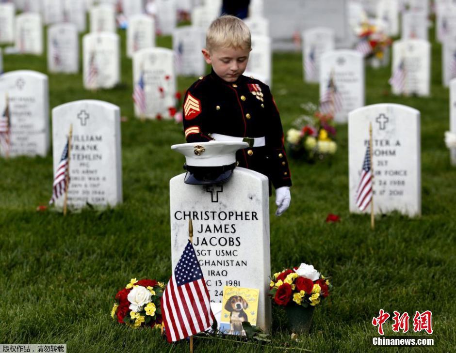 美国5岁男孩穿军装赴公墓为父亲扫墓(组图)