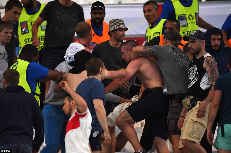 欧洲杯球场大暴乱：俄球迷看台追打英球迷（组图）