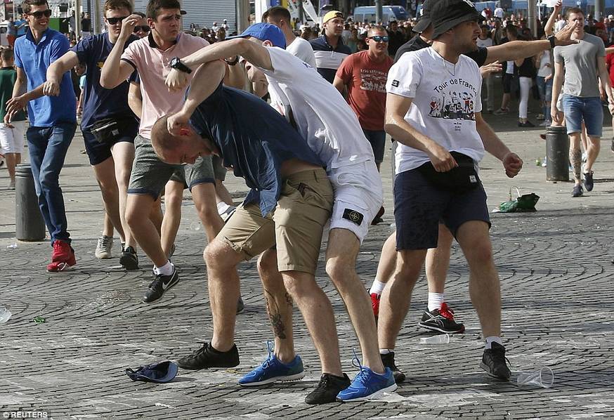 欧洲杯球场大暴乱：俄球迷看台追打英球迷（组图）