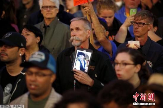 参加默哀活动的旧金山民众手持遇难者照片。多名国际政要也对枪击案表示谴责，并向美国民众表示哀悼。