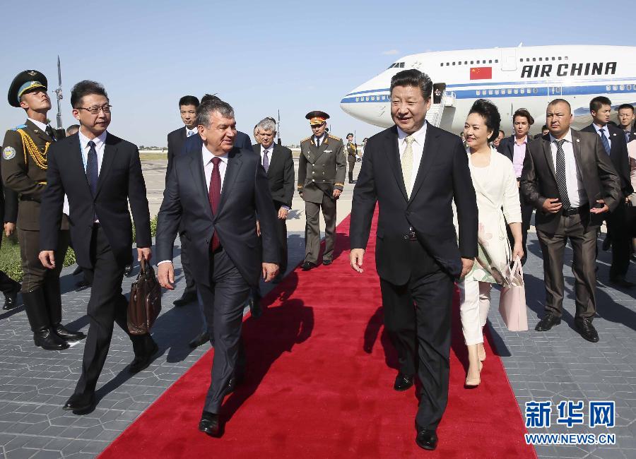 6月21日,习近平抵达布哈拉,开始对乌兹别克斯坦共和国进行国事访问并出席在塔什干举行的上海合作组织成员国元首理事会第十六次会议。这是在布哈拉国际机场,习近平和夫人彭丽媛受到乌兹别克斯坦总理米尔济约耶夫和布哈拉州州长埃萨诺夫等热情迎接。新华社记者兰红光摄