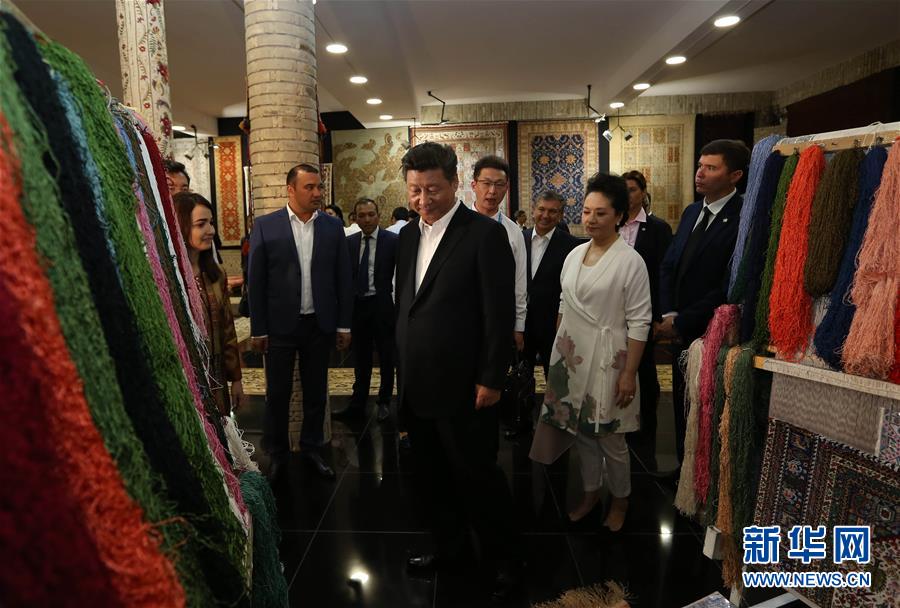 6月21日下午，正在对乌兹别克斯坦进行国事访问的国家主席习近平在乌兹别克斯坦总理米尔济约耶夫陪同下，来到布哈拉古城参观这座被称为“丝绸之路活化石”的历史文化名城。这是习近平和夫人彭丽媛参观一家地毯和丝绸作坊。新华社记者兰红光摄