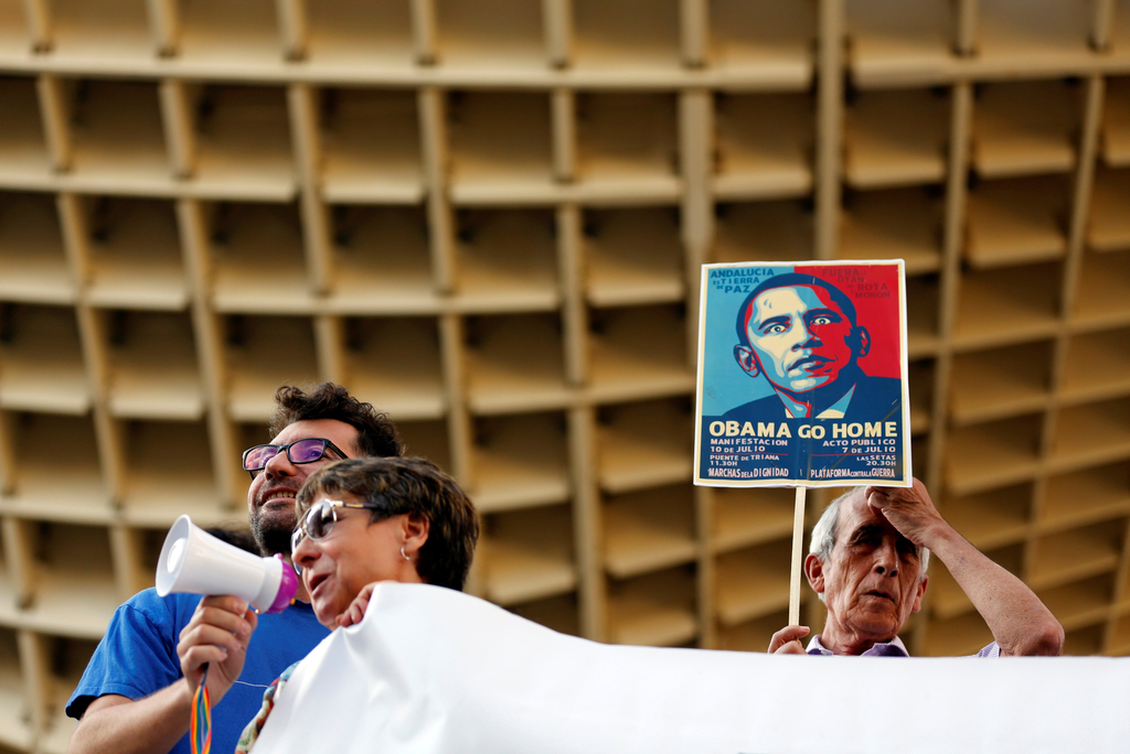 西班牙民众抗议奥巴马来访 脚踩海报表不满(组