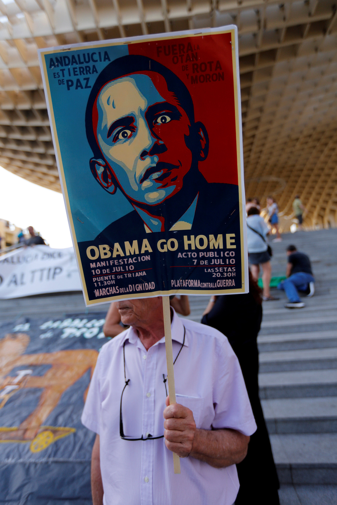西班牙民众抗议奥巴马来访 脚踩海报表不满(组
