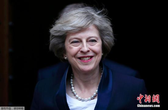 英国首相卡梅伦7月11日下午宣布，他将于本周三(7月13日)正式辞职，现任内政大臣特雷莎·梅将接替他担任英国首相。特雷莎·梅随后发表讲话称，她非常荣幸能够当选保守党领袖并将出任英国首相，将以谦卑的姿态面对未来，努力团结全体国民，共同创造一个更加美好的英国。特蕾莎·梅今年60岁，曾在四任保守党领袖手下任职，被称为“四朝元老”，1997年当选国会议员，2010年起担任内政大臣。她担任首相后，将成为继撒切尔夫人之后英国历史上第二位女首相。