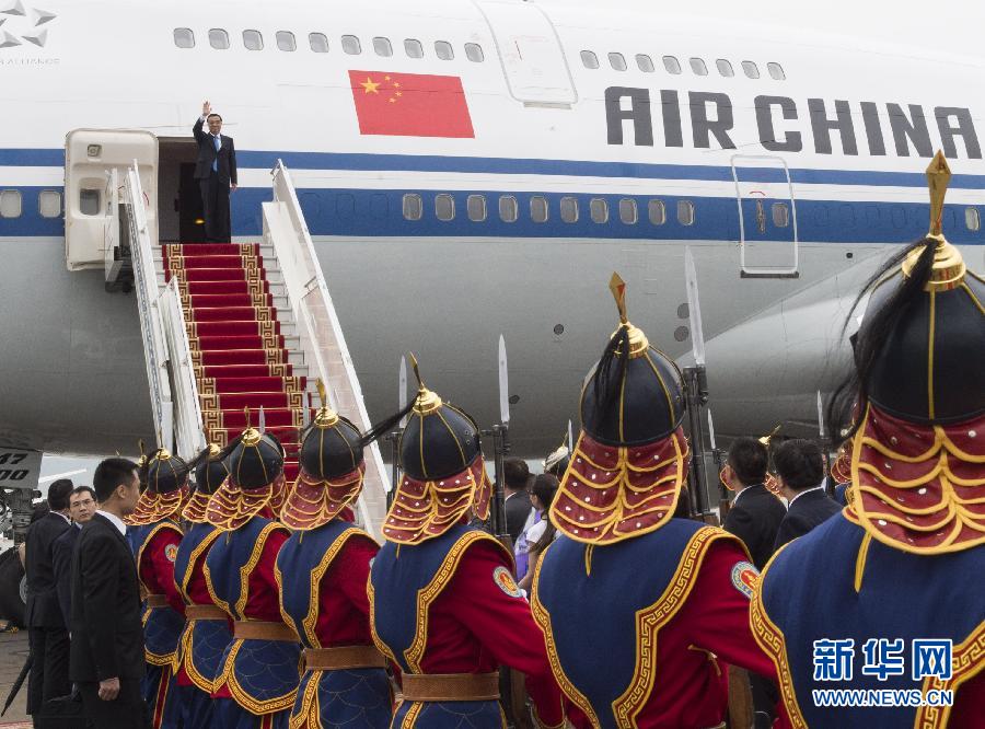 7月13日，国务院总理李克强抵达乌兰巴托，对蒙古国进行正式访问并出席第十一届亚欧首脑会议。 新华社记者 王晔 摄