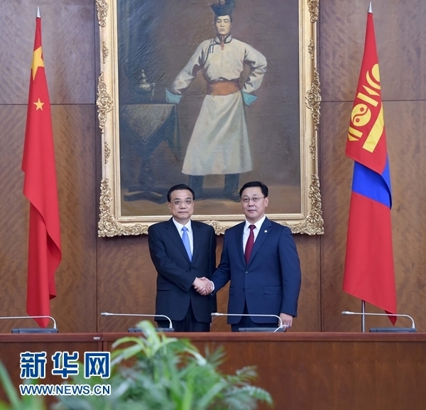  7月14日，国务院总理李克强在乌兰巴托国家宫同蒙古国总理额尔登巴特举行会谈。 新华社记者 张铎 摄 