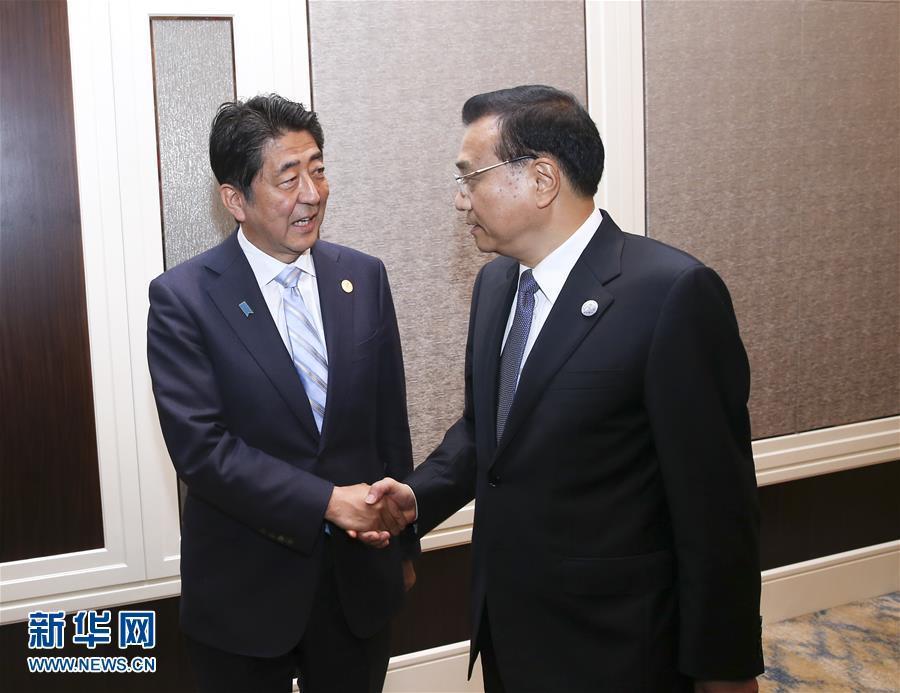 7月15日下午，国务院总理李克强在乌兰巴托应约会见日本首相安倍晋三。 新华社记者 庞兴雷 摄