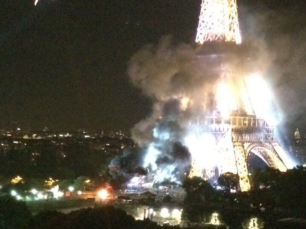 法国埃菲尔铁塔冒黑烟 当局强调其与恐袭无关