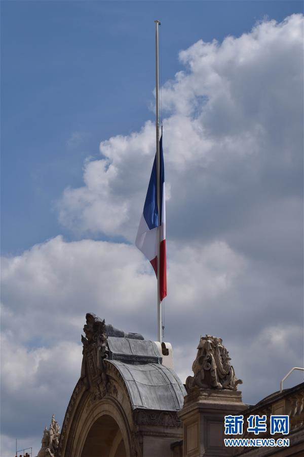 （国际）（1）法国降半旗悼念尼斯袭击事件遇难者