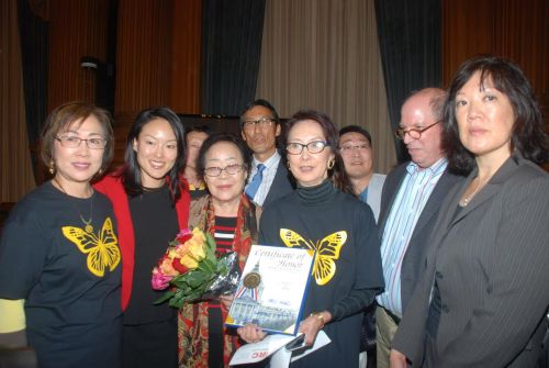 旧金山市议员马兆光和金贞妍向韩国慰安妇幸存者李容洙老人致赠鲜花和纪念状。（美国《侨报》供图）