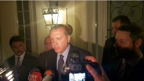 土耳其总统埃尔多安乘飞机回国抵达伊斯坦布尔。