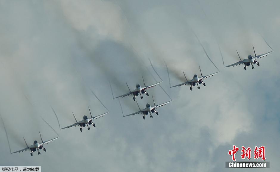 俄罗斯“航空飞镖”军事比赛进行飞行秀彩排