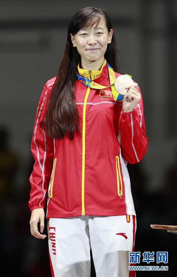 （里约奥运会·领奖台）（2）击剑——女子重剑个人赛：中国选手孙一文获得铜牌