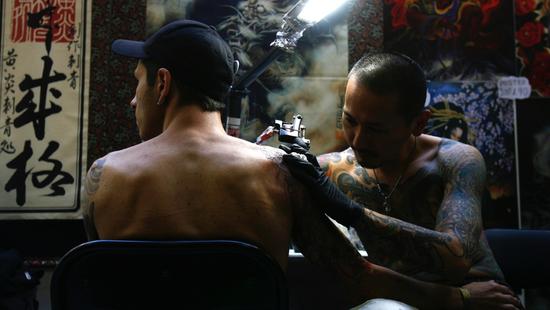 艺术家的脑洞:一款能帮你纹身的机械手臂