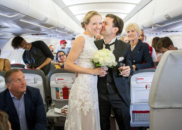 超浪漫！奥地利男子飞行途中向女友求婚办婚礼