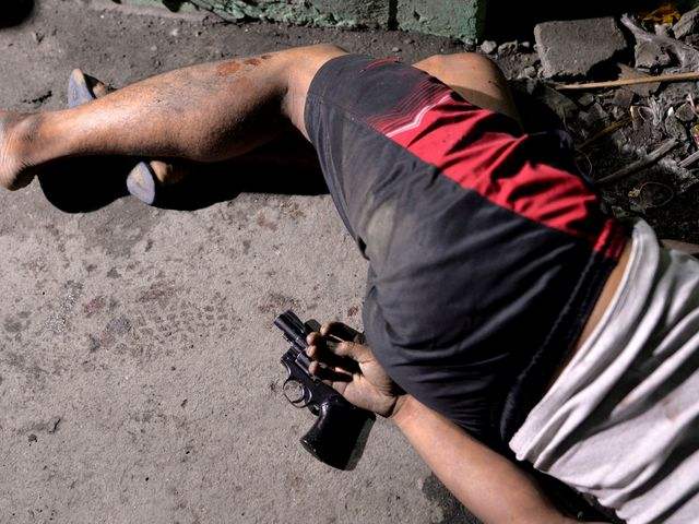 8月18日,一名毒贩在菲律宾警方行动中被击毙.