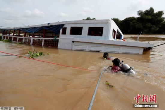 当地时间9月18日下午，泰国湄南河一艘超载客船在大城府撞上防洪坝而翻覆，目前已致15人死亡，46人受伤，另有10人下落不明。