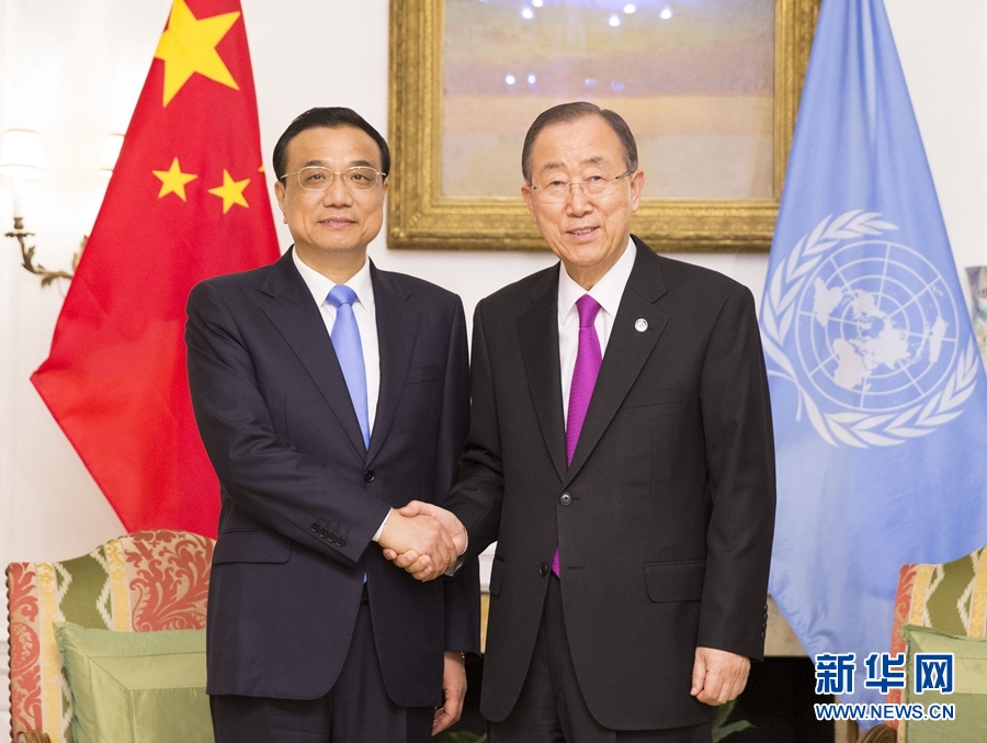 9月19日，国务院总理李克强在纽约会见联合国秘书长潘基文。新华社记者 黄敬文 摄 