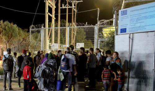 希腊难民营疑遭纵火大批帐篷被烧4000难民被迫疏散