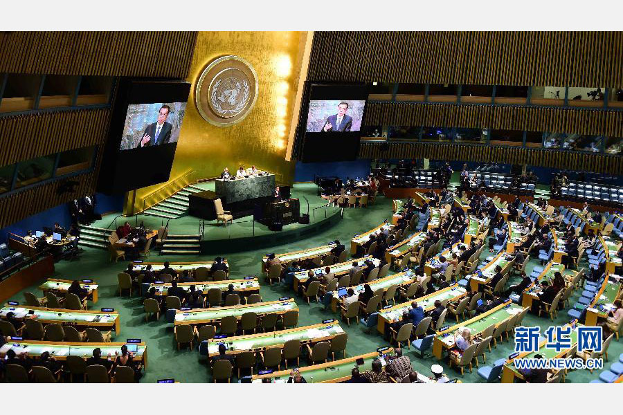  9月21日，国务院总理李克强在纽约联合国总部出席第71届联合国大会以“可持续发展目标：共同努力改造我们的世界”为主题的一般性辩论并发表题为《携手建设和平稳定可持续发展的世界》的重要讲话。新华社记者 张铎 摄 