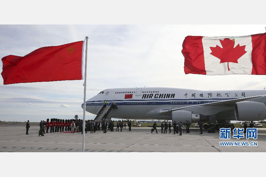 当地时间9月21日，应加拿大总理贾斯廷·特鲁多邀请，国务院总理李克强乘专机抵达渥太华麦克唐纳－卡蒂埃国际机场，开始对加拿大进行正式访问。李克强总理夫人程虹同机抵达。新华社记者 庞兴雷 摄 