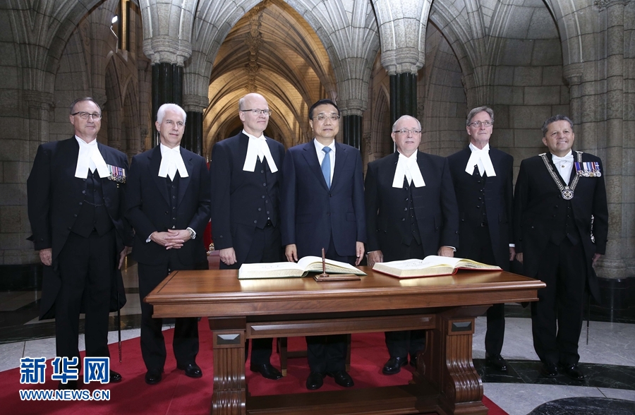  9月22日，国务院总理李克强在渥太华议会大厦会见加拿大参议长富里和众议长里甘。这是李克强与议会主要负责人等合影。 新华社记者 庞兴雷摄 