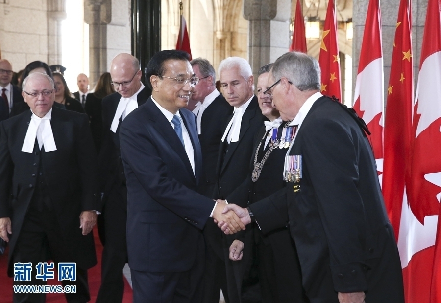 9月22日，国务院总理李克强在渥太华议会大厦会见加拿大参议长富里和众议长里甘。这是议会主要负责人等列队欢迎李克强。 新华社记者 庞兴雷摄 