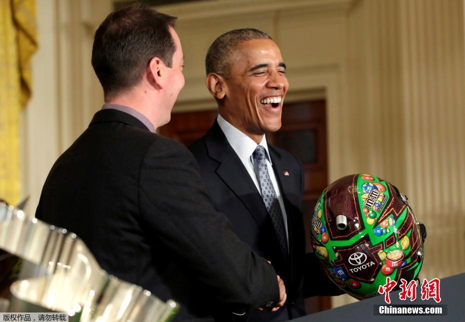 奥巴马接见纳斯卡赛车冠军车队 获赠头盔心情
