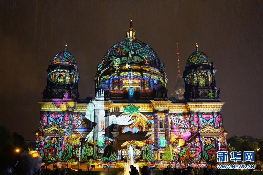 （国际）（1）柏林举行灯光秀活动庆祝德国统一26周年
