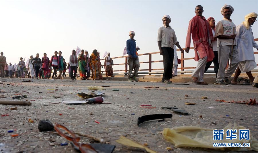 （国际）（1）印度北部发生踩踏事故致19人死亡 