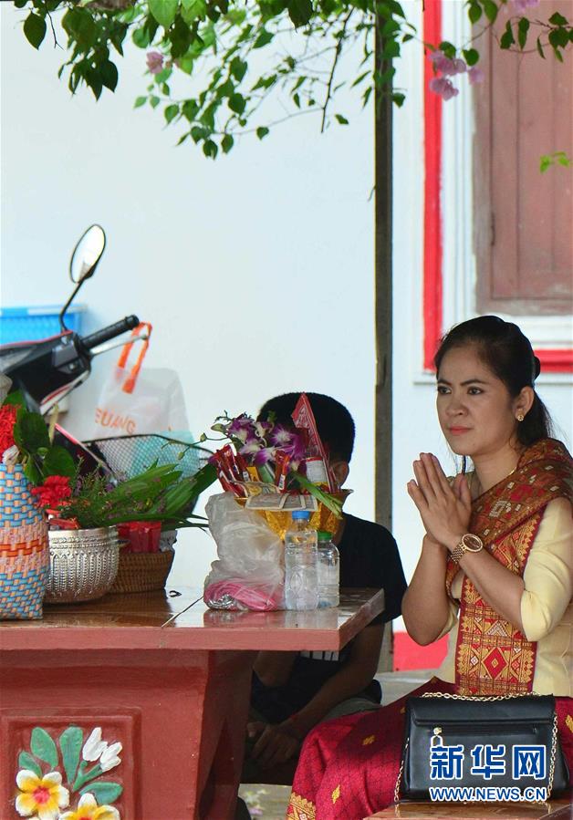 （晚报）（1）老挝民众庆祝送水节